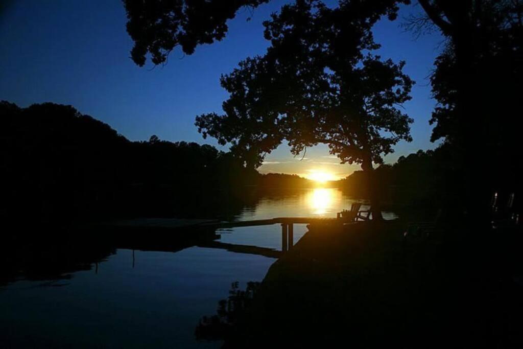 #02 - Unique Lakeside Studio Cottage- Pet Friendly Hot Springs Kültér fotó